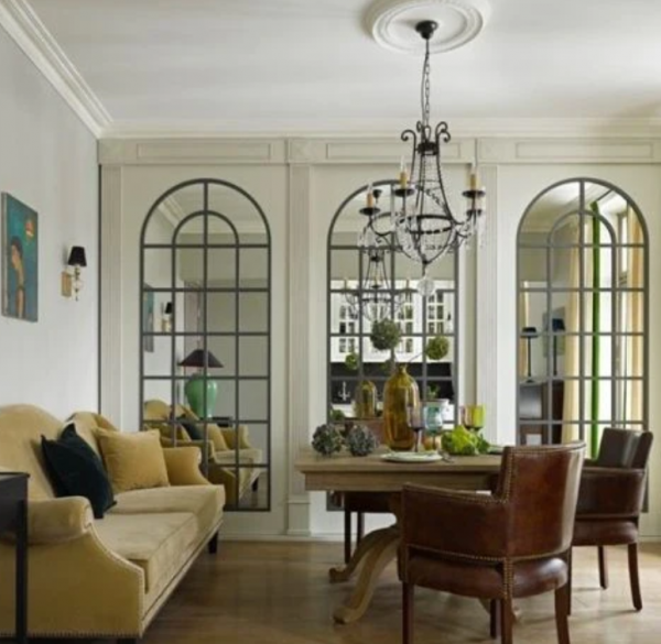 Penggunaan cermin besar untuk menciptakan ilusi ruang yang lebih luas